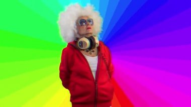 Yaşlı kadın ile renkli girdap arka plan üzerinde etrafa kulaklık