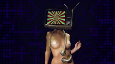 dans ve bir televizyon kafa olarak a ile poz metalik kostüm inanılmaz bir kadın. tv vardır hipnotik bir video üzerinde döngü