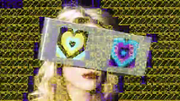 头一个女人环顾四周与两个视频屏幕作为眼睛 屏幕上有一个催眠视频的心对他们 — 图库视频影像