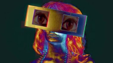 kadın beden ile şaşırtıcı gözleri olarak iki video ekran gümüş dans boyalı. ekranlar üzerinde döngü göz videolar var