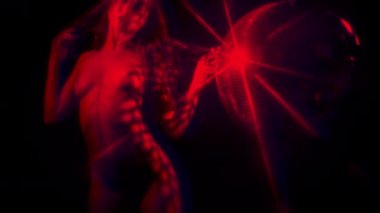 poz ve disko topu yanındaki dans güzel çıplak kadın