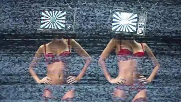 在红色内衣跳舞和摆姿势与电视作为头的惊人的妇女 电视上有一个催眠视频循环 — 图库视频影像