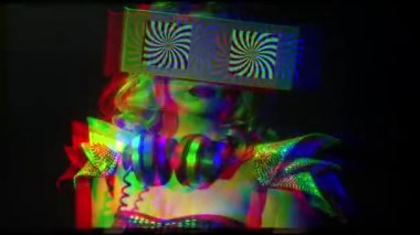 gözleri olarak iki video ekranlar ile etrafa bir kadın başkanı. ekranlar üzerinde bir hipnotik video döngü vardır