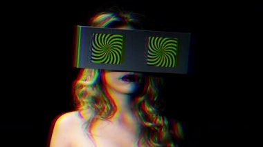 gözleri olarak iki video ekranlar ile etrafa bir kadın başkanı. ekranlar üzerinde bir hipnotik video döngü vardır