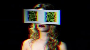 gözleri olarak iki video ekranlar ile etrafa bir kadın başkanı. ekranlar üzerinde bir hipnotik video döngü vardır