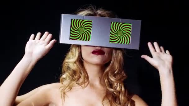 目として つのビデオ スクリーンで見回す女性の頭部 それらの催眠ビデオのループがある画面 — ストック動画