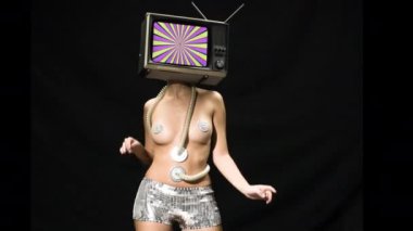dans ve bir televizyon kafa olarak a ile poz metalik kostüm inanılmaz bir kadın. tv vardır hipnotik bir video üzerinde döngü