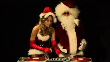 Baba Noel ve güzel Bayan claus DJ'lik ve bir partide dans