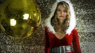 güzel sarışın kadın dans etmek için Noel zaman disko ateş sevimli Noel Baba kostüm