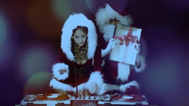 父亲圣诞节和美丽的克劳斯夫人 Djing 和跳舞在党 — 图库视频影像