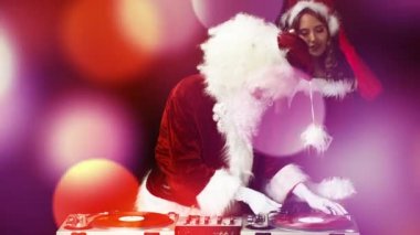 Baba Noel ve güzel Bayan claus DJ'lik ve bir partide dans
