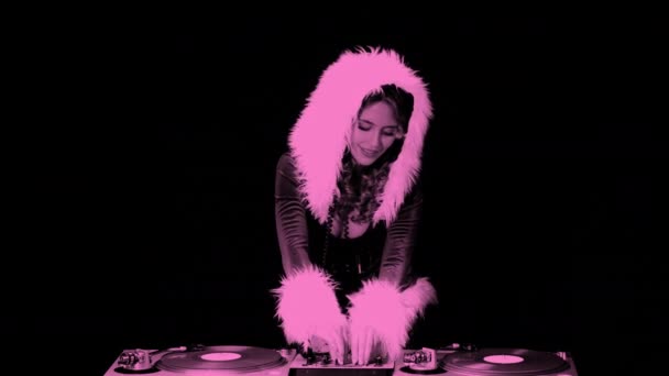 Hermosa Señora Santa Claus Djing Bailando Una Fiesta — Vídeo de stock