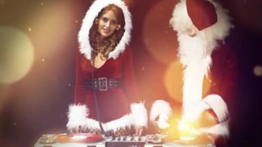 Baba Noel ve güzel Bayan claus DJ'lik ve bir partide dans