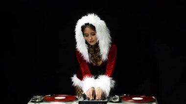 güzel Bayan santa claus DJ'lik ve bir partide dans