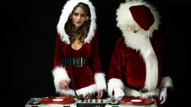 Padre Navidad Hermosa Señora Claus Djing Bailando Una Fiesta — Vídeo de stock