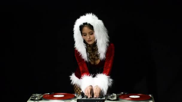 Hermosa Señora Santa Claus Djing Bailando Una Fiesta — Vídeo de stock