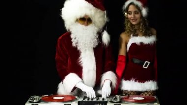 Baba Noel ve güzel Bayan claus DJ'lik ve bir partide dans