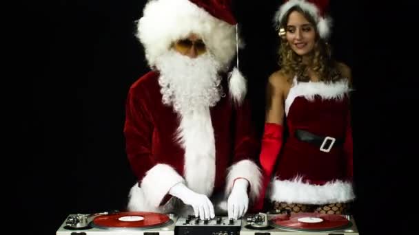 Padre Navidad Hermosa Señora Claus Djing Bailando Una Fiesta — Vídeo de stock