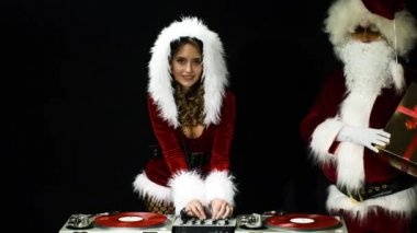 Bayan Claus djing siyah arka plan üzerine disko partisi