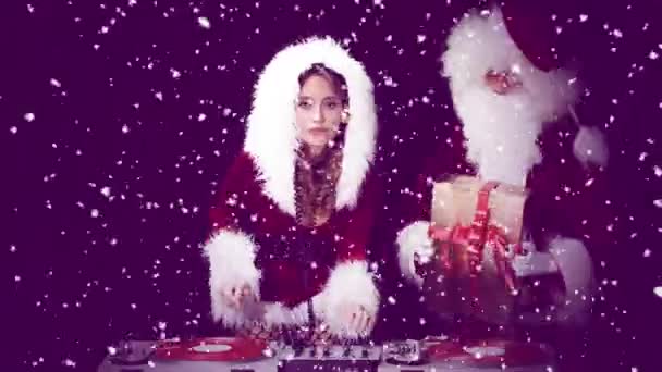 Vater Weihnachten Und Schöne Frau Claus Djing Und Tanzen Auf — Stockvideo