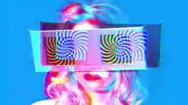 gözleri olarak iki video ekranlar ile etrafa bir kadın başkanı. ekranlar üzerinde bir hipnotik video döngü vardır