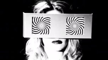 gözleri olarak iki video ekranlar ile etrafa bir kadın başkanı. ekranlar üzerinde bir hipnotik video döngü vardır