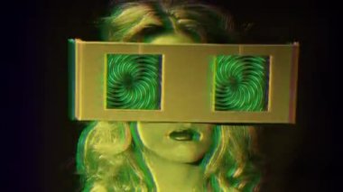 gözleri olarak iki video ekranlar ile etrafa bir kadın başkanı. ekranlar üzerinde bir hipnotik video döngü vardır