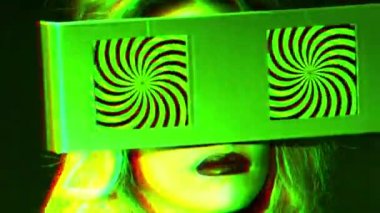 gözleri olarak iki video ekranlar ile etrafa bir kadın başkanı. ekranlar üzerinde bir hipnotik video döngü vardır