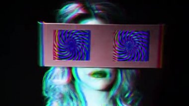 gözleri olarak iki video ekranlar ile etrafa bir kadın başkanı. ekranlar üzerinde bir hipnotik video döngü vardır