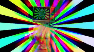 kadın robot robotik kabloları ile şaşırtıcı vücudu bir televizyon bir kafa olarak dans bağlı. tv üzerinde bir hipnotik video döngü vardır