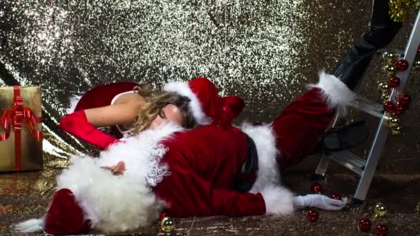 Santa Claus Doen Alsof Dood Ongeval Juffrouw Claus Boos Als — Stockvideo