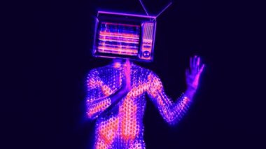 Bay tv headcool adam bir televizyon bir kafa olarak dans kostüm giymiş bir gümüş. tv's video statik ve üzerinde oynama gürültü