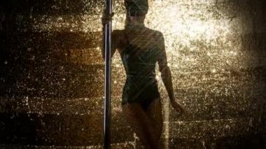 Direk dansör kostüm altın arka plan üzerinde tavşan kulaklı poz