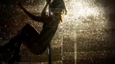 Direk dansör kostüm altın arka plan üzerinde tavşan kulaklı poz