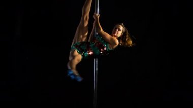 kadın direk dansör