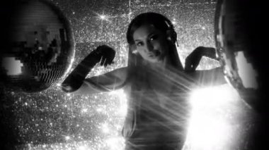 Disco topları yanında dans Kulaklığımda güzel kadın