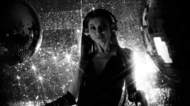 Disco topları yanında dans Kulaklığımda güzel kadın