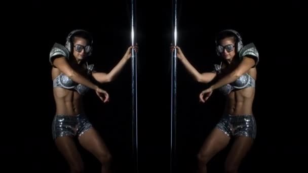 Danseuse Professionnelle Costume Brillant Brillant Sur Fond Noir — Video