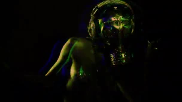 性感妇女跳舞在银色身体油漆和防毒面具在黑色背景 — 图库视频影像