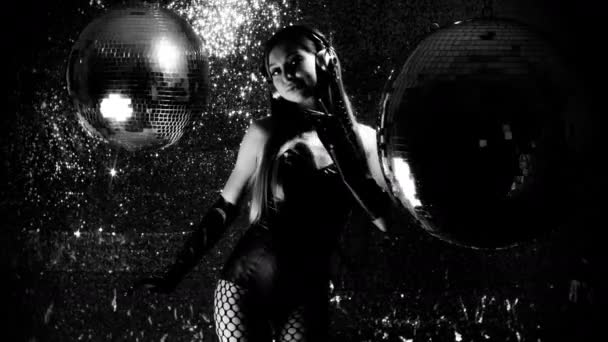 美丽的女人在耳机跳舞旁边的迪斯科球 — 图库视频影像