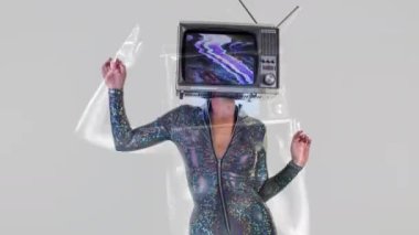 kadın inanılmaz gümüş dans ve bir televizyon kafa olarak a ile poz bir robot gibi boyalı. tv üzerinde statik ve bozuk video var