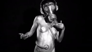 Kadın gümüş gövde boya ve gaz maskesi siyah arka plan üzerine taşıma