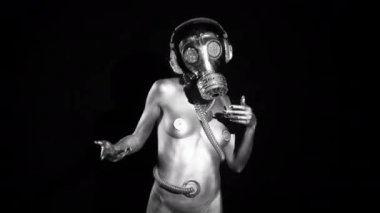 Kadın gümüş gövde boya ve gaz maskesi siyah arka plan üzerine taşıma