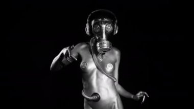 Gümüş gövde boya ve gaz maskesi siyah arka plan üzerine dans kadın