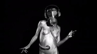 Gümüş gövde boya ve gaz maskesi siyah arka plan üzerine dans kadın