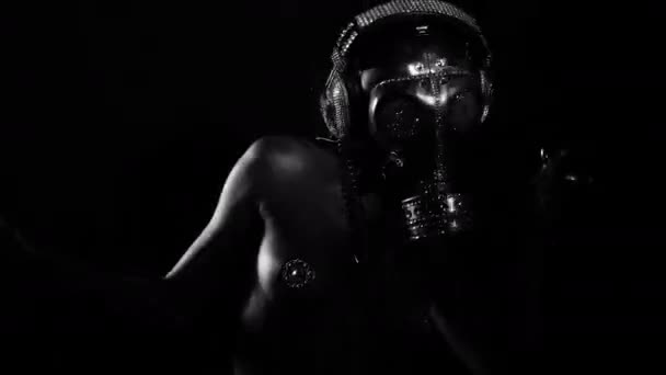 妇女在银色身体油漆和防毒面具移动在黑背景 — 图库视频影像