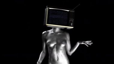 kadın inanılmaz gümüş dans ve bir televizyon kafa olarak a ile poz bir robot gibi boyalı. tv üzerinde statik ve bozuk video var