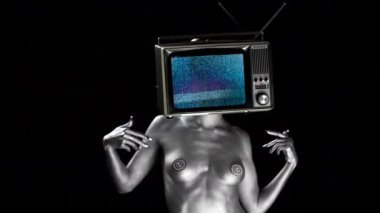 kadın inanılmaz gümüş dans ve bir televizyon kafa olarak a ile poz bir robot gibi boyalı. tv üzerinde statik ve bozuk video var