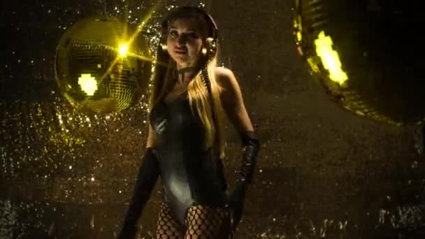 Güzel Kadın Altın Disko Topları Yanında Dans — Stok video