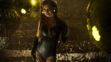 Güzel kadın altın disko topları yanında dans